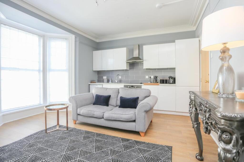 Southsea Historic Gem - Elegant Apartments Портсмът Екстериор снимка