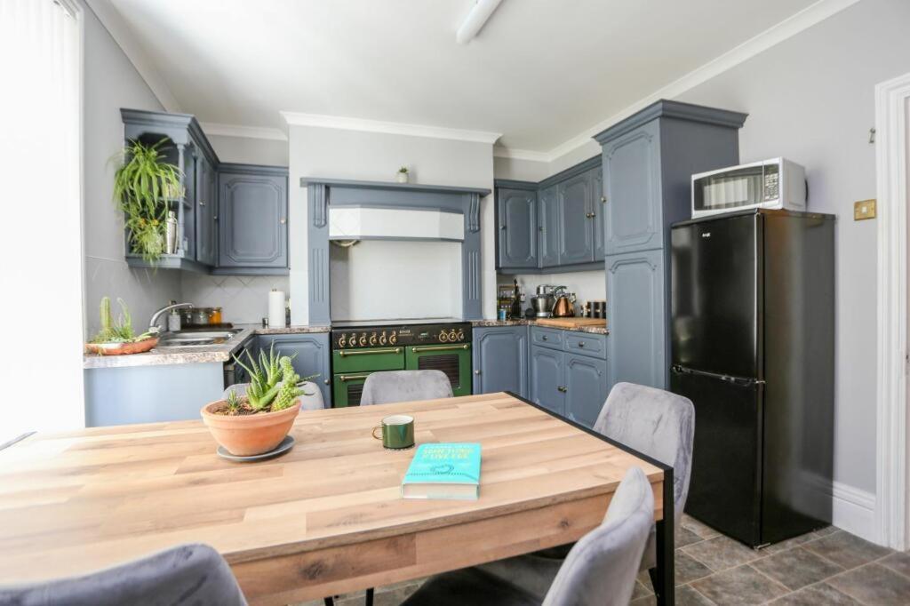Southsea Historic Gem - Elegant Apartments Портсмът Екстериор снимка